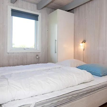 8 Person In Hemmet-by Traum Falen